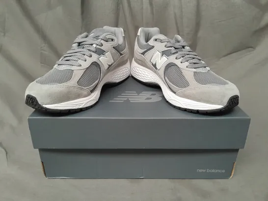 BOXED PAIR OF NEW BALANCE 2002R RUNNING TRAINERS IN GREY/WHITE UK SIZE 6