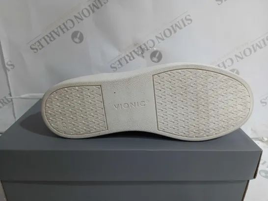 BOXED VIONIC TRAINERS IN GREY SIZE 6