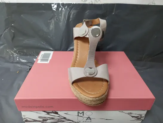 BOXED MODA IN PELLE PARRIS STONE T BAR METAL DETAIL WEDGE - SIZE 7