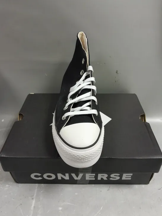 BOXED PAIR OF CONVERSE WOMENS ANKLE RISE SHOES IN BLACK/WHITE - 5