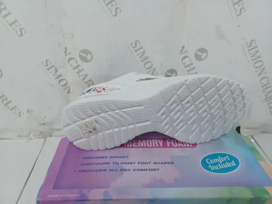 BOXED PAIR OF SKECHERS TRAINERS IN WHITE SIZE 4