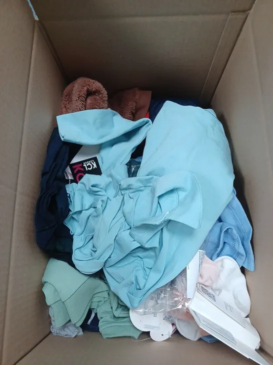 LOT OF ASSORTED KIDS CLOTHING ITEMS TO INCLUDE PYJAMAS, T-SHIRTS AND TROUSERS 