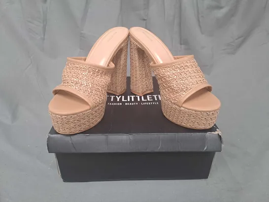 BOXED PAIR OF PRETTY LITTLE THING OPEN TOE PLATFORM HIGH BLOCK HEEL SHOES IN TAN SIZE 6