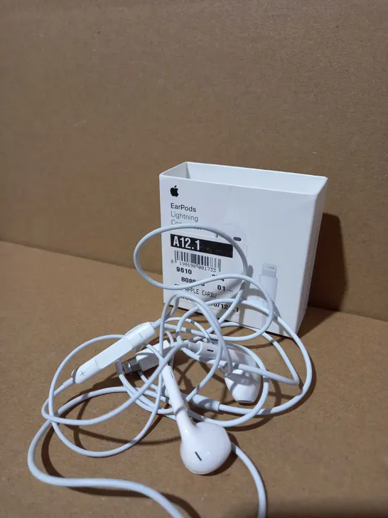 APPLE EARPODS WITH LIGHTENING CONNECTOR 