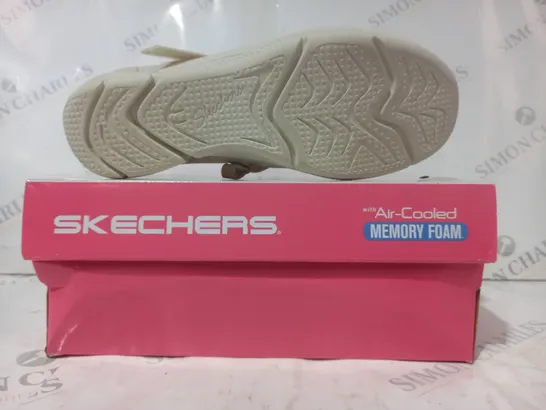 BOXED PAIR OF SKECHERS WOMEN'S SHOES IN BEIGE SIZE 6