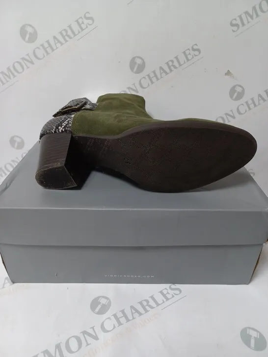  PAIR OF BOXED VIONIC NAOMI ANKLE BOOTS OLIVE SIZE 6