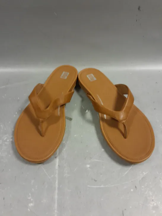 PAIR OF FITFLOP GRACIE LEATHER FLIP FLOPS IN LIGHT TAN - 6