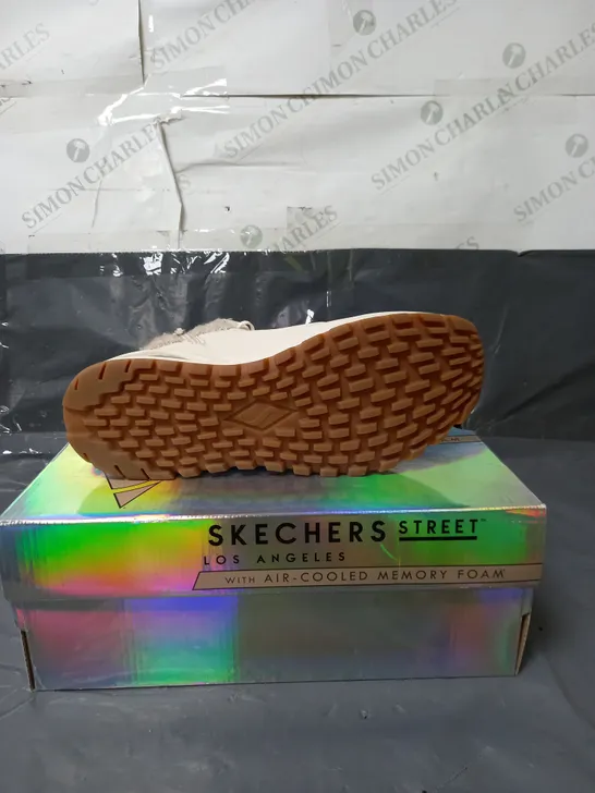 SKECHERS LADIES ANKLE BOOTS CREAM SIZE 6