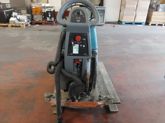 TENNANT T3 FAST COMMERCIAL FLOOR SCRUBBER 