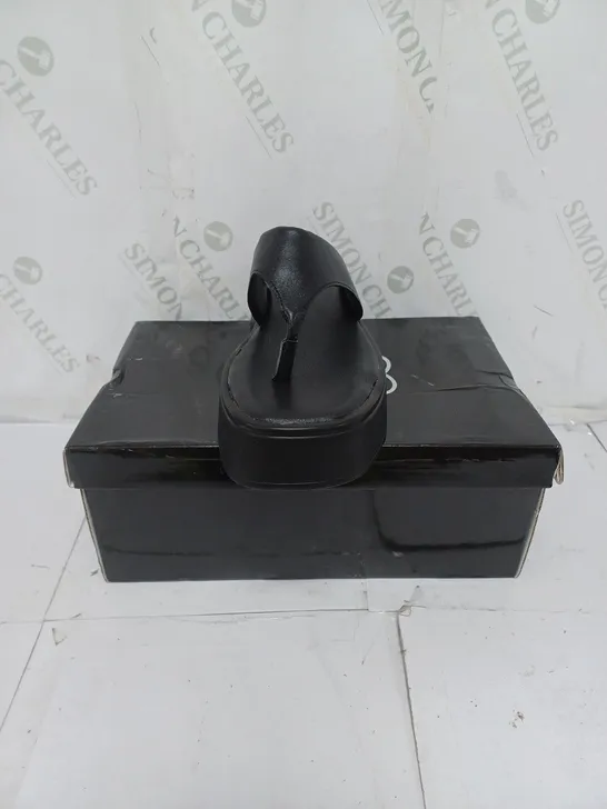 KOI FOOTWEAR CHUNKY BLACK SLIDERS SIZE 5