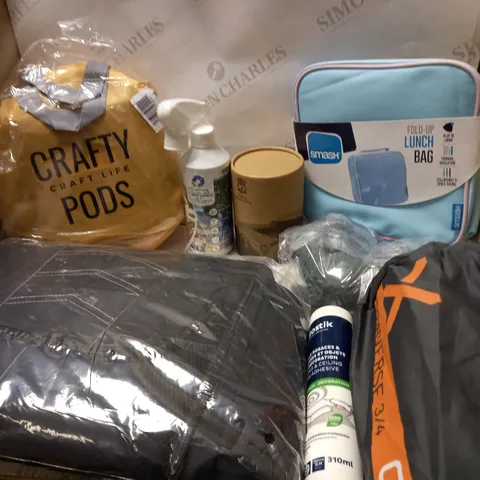 LOT OF ASSORTED HOUSEHOLD ITEMS TO INCLUDE CRAFTY PODS, LUNCH BAGS AND SLEEPING MAT