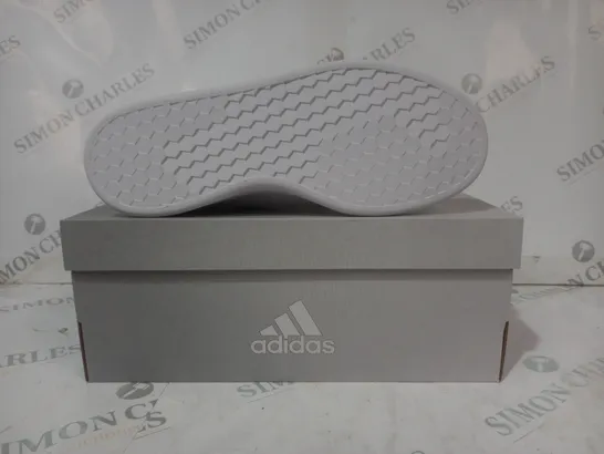 BOXED PAIR OF ADIDAS ADVANTAGE SHOES IN WHITE/GREEN UK SIZE 6.5