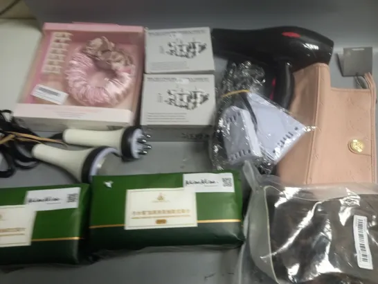 LOT OF ASSORTED HEALTH AND BEAUTY ITEMS TO INCLUDE NAIL ART 3-PIECE SETS, UNBOXED HAIR DRYER AND MAKE UP BAG