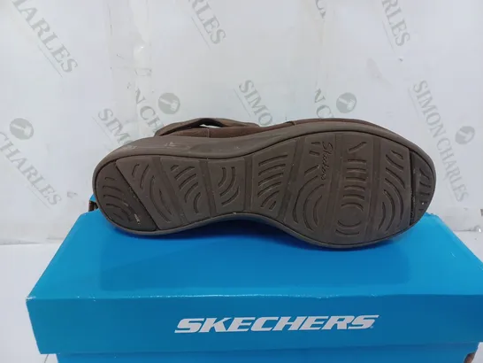 BOXED PAIR OF SKECHERS BOOTS IN CHOCOLATE SIZE 6.5  