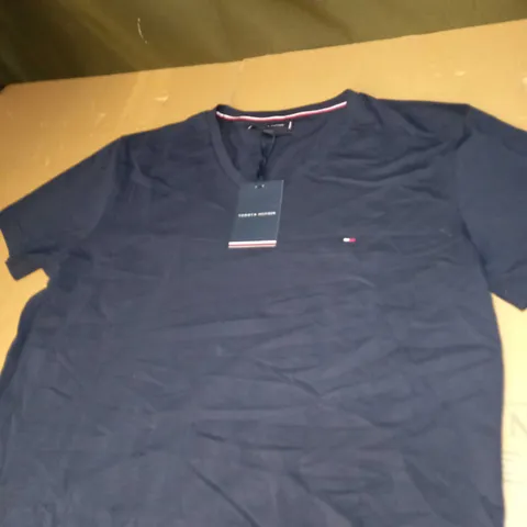 TOMMY HILFIGER T-SHIRT SIZE XL