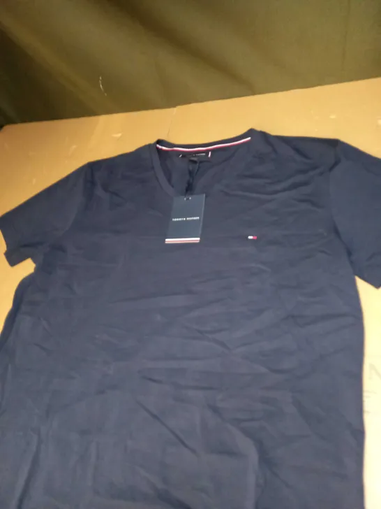 TOMMY HILFIGER T-SHIRT SIZE XL