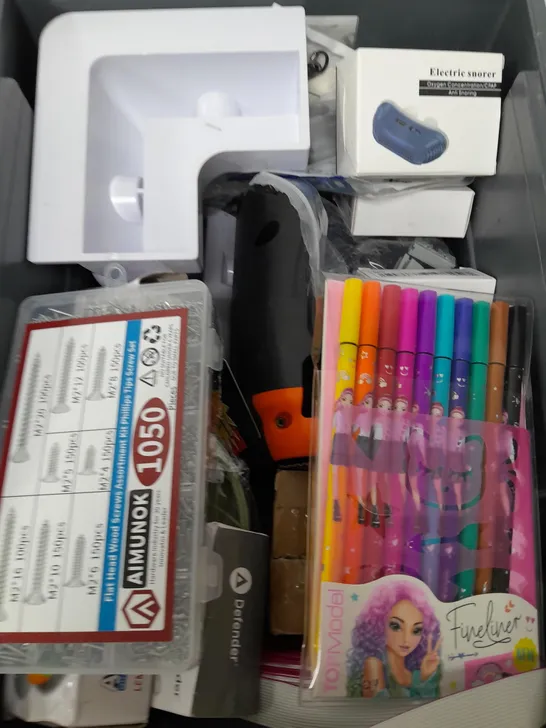 BOX OF APPROXIMATELY 10 ASSORTED ITEMS TO INCLUDE - LEMON SQUEEZER, ELECTRIC SNORER, FINE LINER PENS ETC