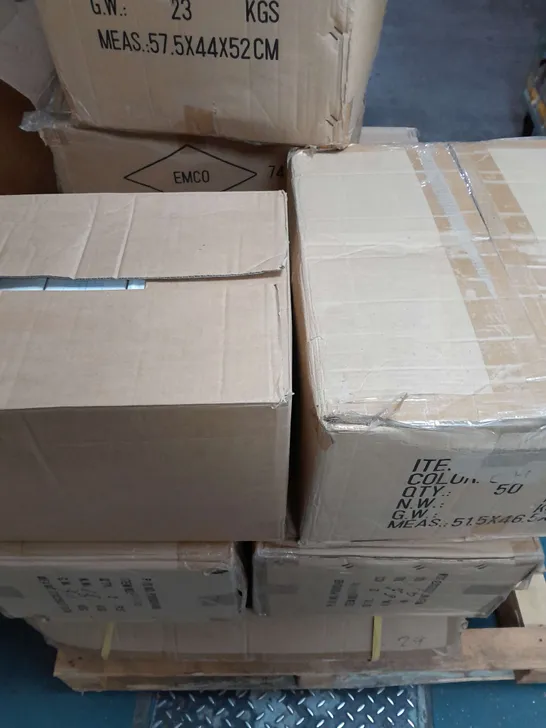 PALLET OF APPROXIMATELY 130 ASSORTED LIGHTING ITEMS TO INCLUDE - EMCOLITE DOWNLIGHTS PL405 , EMCOLITE DOWNLIGHTS GU1SFP , EMCOLITE STEEL DOWNLIGHT PL 405 ETC - COLLECTION ONLY