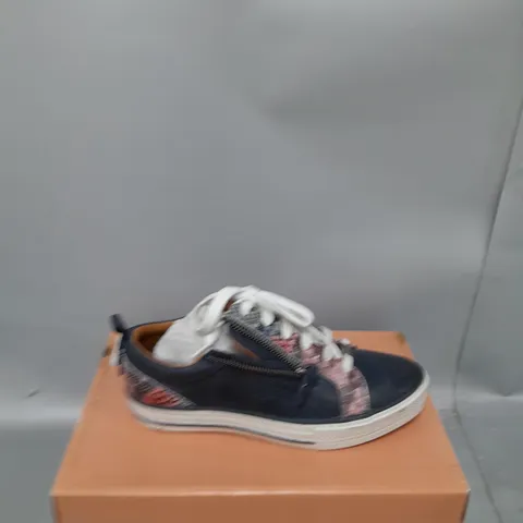 BOXED PAIR OF MODA IN PELLE NAVY "SNAKE" LEATHER TRAINER SIZE 5
