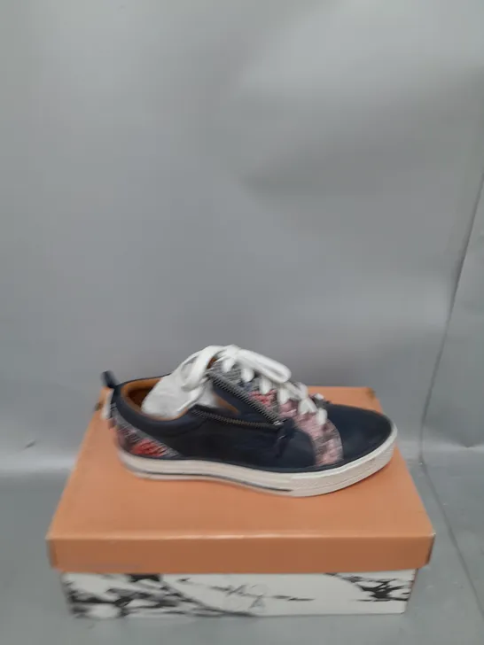 BOXED PAIR OF MODA IN PELLE NAVY "SNAKE" LEATHER TRAINER SIZE 5