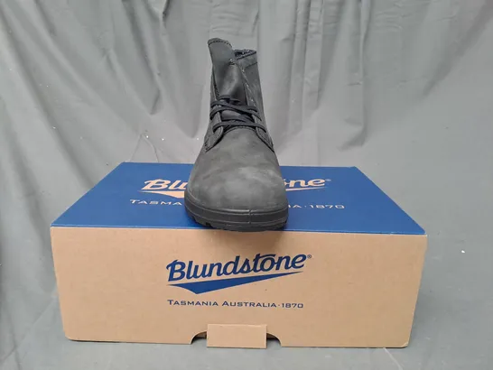 BOXED PAIR OF BLUNDSTONE LACE-UP LEATHER BOOTS IN RUSTIC BLACK UK SIZE 6