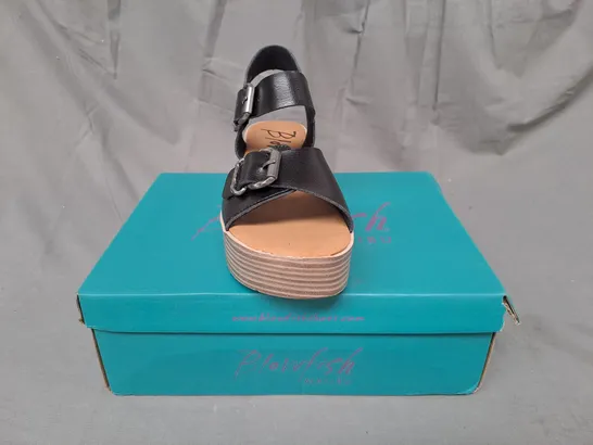 BOXED PAIR OF BLOWFISH MALIBU PLATFORM OPEN TOE SANDALS IN BLACK UK SIZE 6