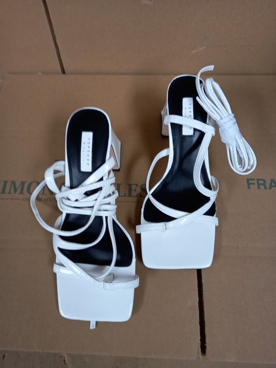UNBOXED PAIR WHITE TOPSHOP WIDE FIT BLOCK HEELED SANDALS UK SIZE 5