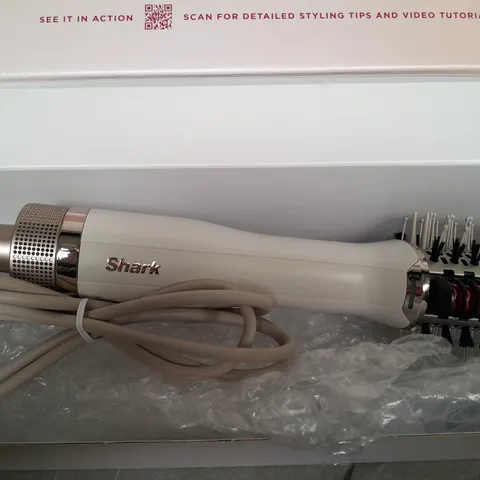 BOXED SHARK SMOOTHSTYLE HOT BRUSH & SMOOTHING COMB