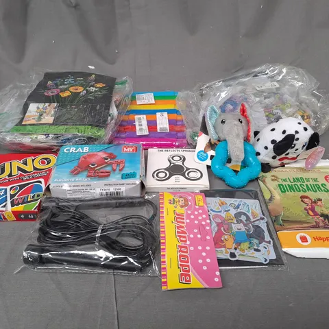 BOX OF ASSORTED TOYS AND GAMES TO INCLUDE LEGO, FIDGET SPINNERS AND BUILDING BRICKS