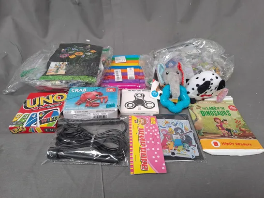 BOX OF ASSORTED TOYS AND GAMES TO INCLUDE LEGO, FIDGET SPINNERS AND BUILDING BRICKS