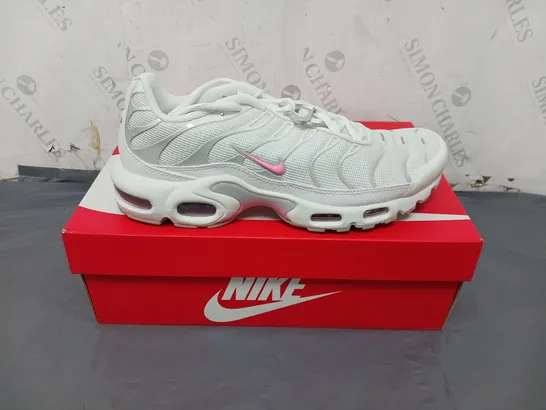 BOXED PAIR OF WOMENS NIKE AIR MAX PLUS TRAINERS SIZE 8