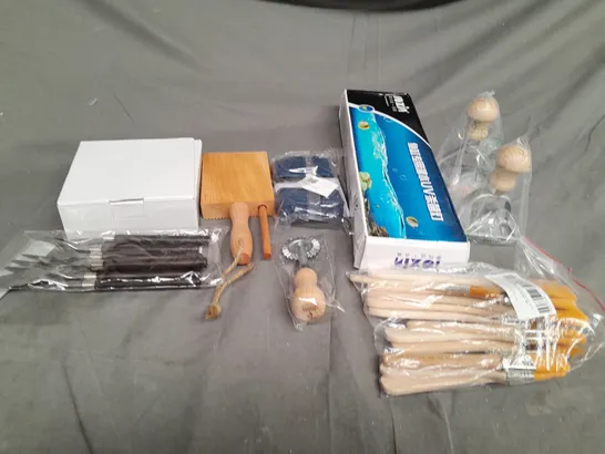 BOX OF ASSORTED HOUSEHOLD ITEMS TO INCLUDE BRUSHES, KITCHEN EQUITMENT 