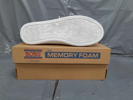 BOXED PAIR OF BOBS SKECHERS MEMORY FOAM CANVAS SHOES IN WHITE/RED/PINK SIZE 6