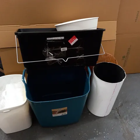 LOT OF ASSORTED HOUSEHOLD ITEMS TO INCLUDE STORAGE TUBS  /  COLLECTION ONLY