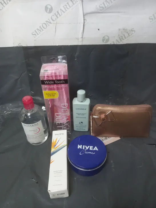 APPROXIMATELY 20 ASSORTED COSMETIC PRODUCTS TO INCLUDE TED BAKER COSMETICS BAG, NIVEA CREME AND TROPIC CLEANSER