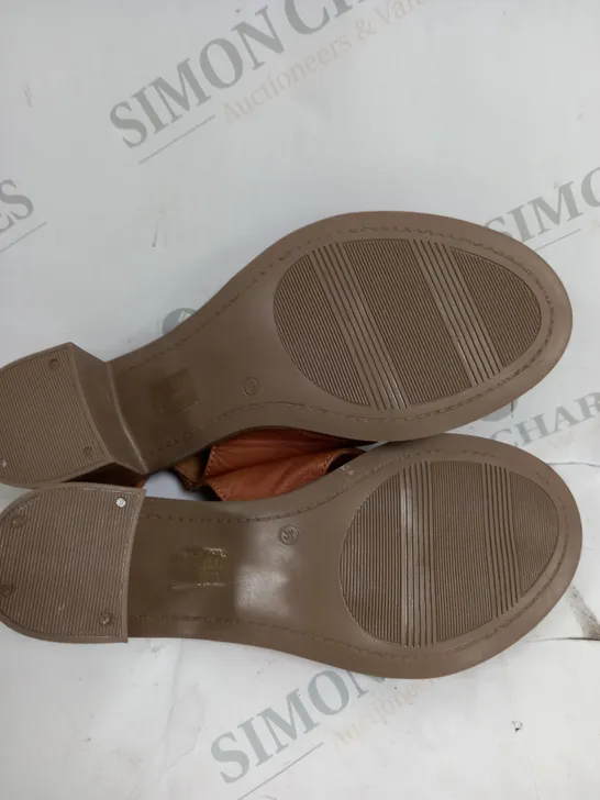 PAIR OF MODA IN PELLE LASSANDRA SANDALS IN TAN SIZE 6