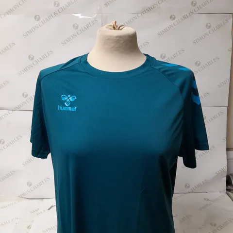 HUMMEL POLY T-SHIRT IN BLUE CORAL SIZE S 