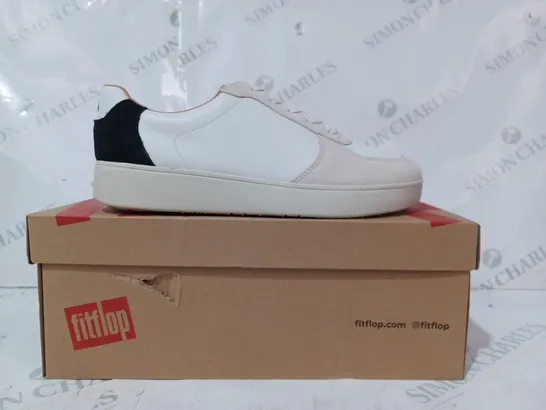 BOXED PAIR OF FITFLOP RALLY LEATHER/SUEDE PANEL SNEAKERS IN WHITE/GREY UK SIZE 6