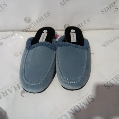 BLUE FLUFFY SLIPPERS SIZE 8