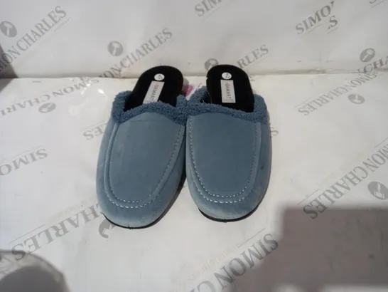 BLUE FLUFFY SLIPPERS SIZE 8