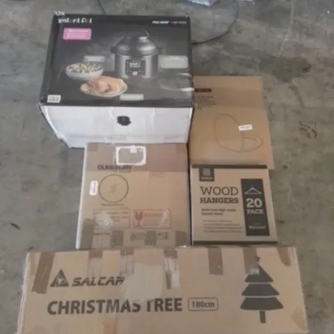 PALLET OF ASSORTED  ITEMS TO INCLUDE INSTANT POT AIR FRYER, WALL MOUNTED MIRROR, CHRISTMAS TREE,  TOILET SEAT, WOOD HANGERS 