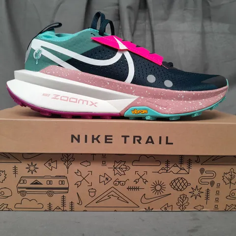 BOXED PAIR OF NIKE ZOOMX ZEGAMA TRAIL 2 SHOES IN MULTICOLOUR UK SIZE 9.5