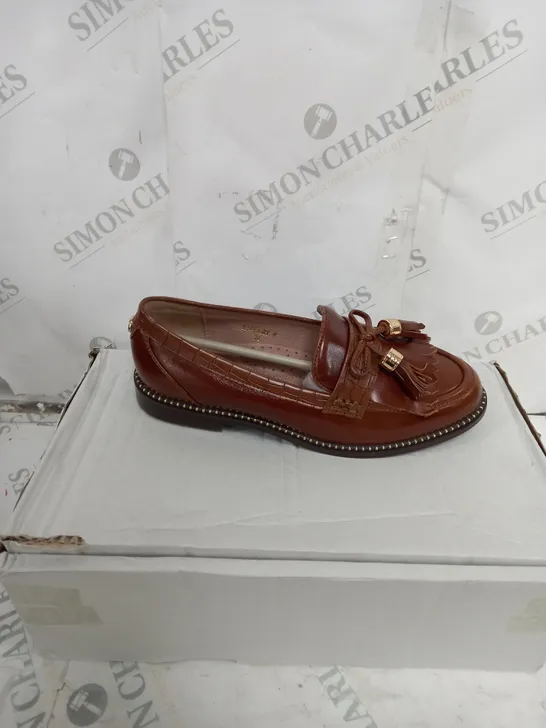 BOXED PAIR OF MODA IN PELLE TASSLED LOAFER SIZE 3 BROWN 