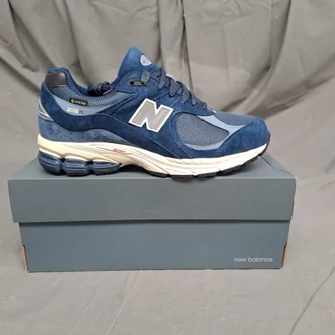 BOXED PAIR OF NEW BALANCE GORE-TEX TRAINERS IN NAVY SUEDE SIZE 8