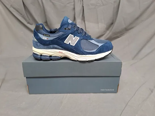 BOXED PAIR OF NEW BALANCE GORE-TEX TRAINERS IN NAVY SUEDE SIZE 8