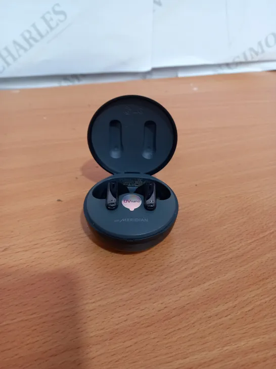 LG UV NANO WITH MERIDIAN WIRELESS EARPHONES, BLACK 