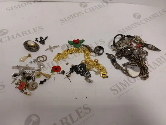 BOX OF ASSORTED LOOSE JEWELLERY ITEMS TO INCLUDE EARRINGS, CHAINS, CLOTHES PINS ETC 