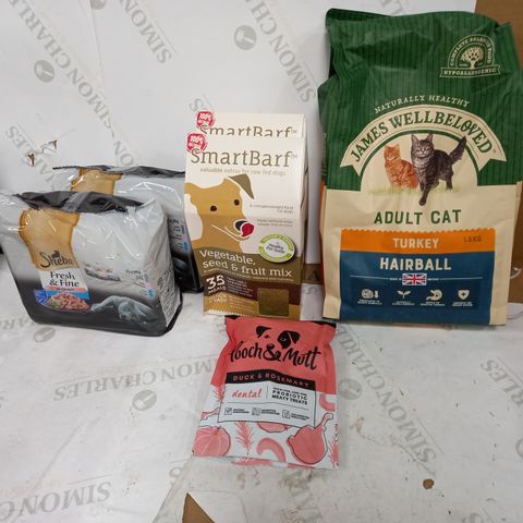 LOT OF ASSORTED PET FOOD TO INCLUDE JAMES WELLBELOVED CAT FOOD, SHEBA CAST FOOD, SMARTBARF DOG FOOD AND POOCH&MUTT DOG DENTAL TREATS