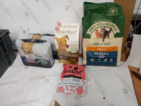 LOT OF ASSORTED PET FOOD TO INCLUDE JAMES WELLBELOVED CAT FOOD, SHEBA CAST FOOD, SMARTBARF DOG FOOD AND POOCH&MUTT DOG DENTAL TREATS