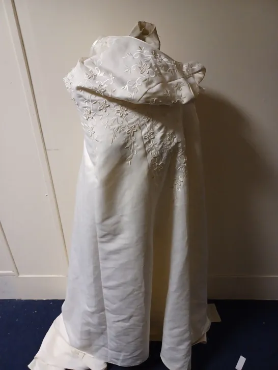 BENJAMIN ROBERTS EMBORDERED SLEEVELESS BRIDAL DRESS IN IVORY - 16